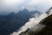 25 Dopo la pioggia nebbie con vista sul Pizzo del Diavolo di Tenda 